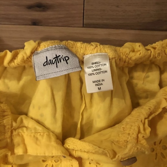 Daytrip Buckle Size M Yellow Off The Shoulder Floral Short Sleeve Button Up Top - Picture 2 of 4